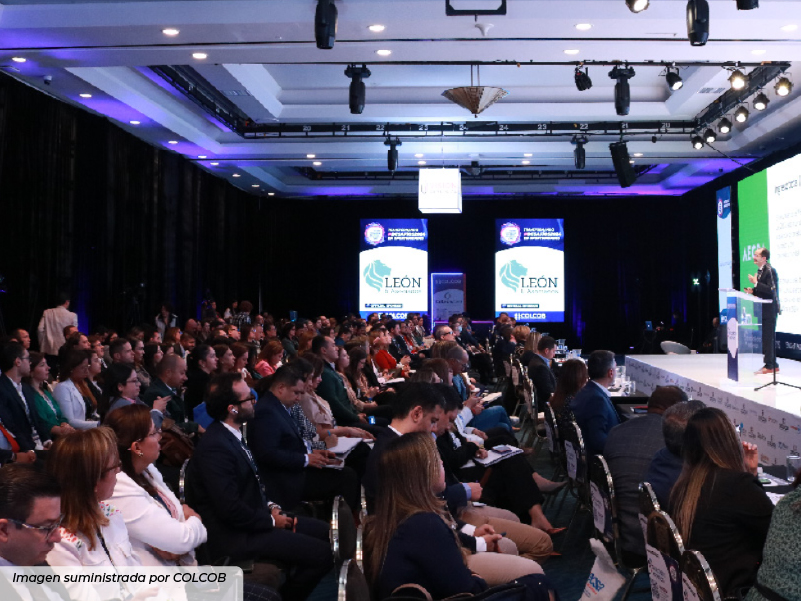 Auditorio lleno durante una presentación en el Congreso Internacional de Crédito, Recuperación y BPO, con un ponente en el escenario.