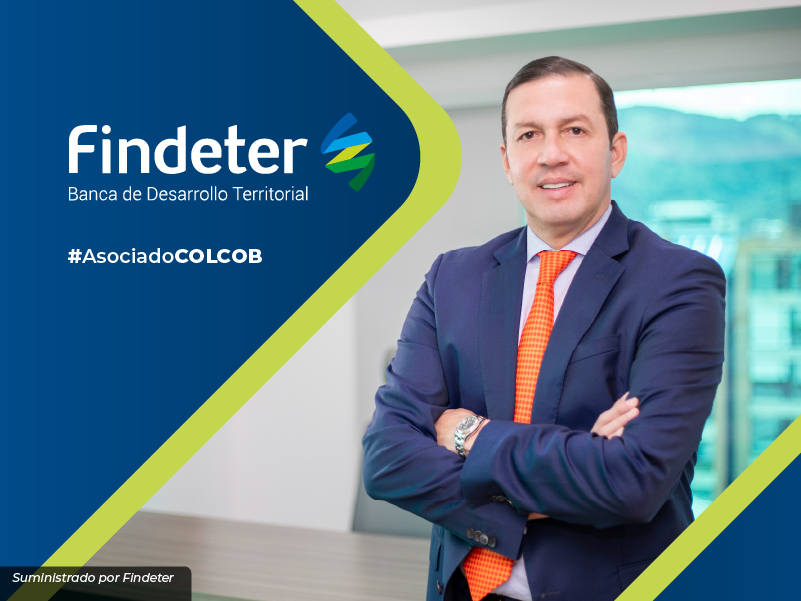 Juan Carlos Muñiz, presidente de Findeter, posando en su oficina, simbolizando la Banca de Desarrollo Territorial en Colombia.